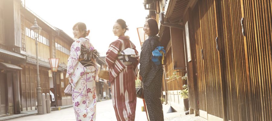 文豪が愛した街を歩く女性