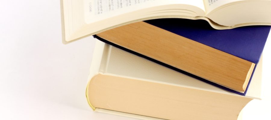 三段に積まれた本